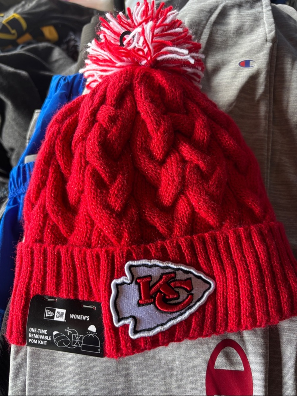 New Era women  Kansas City Chiefs Red Knit Pom Beanie